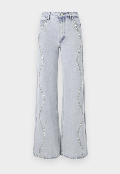 Blugi de culoare albastru deschis, cu picioare largi, din denim, având un design ondulat conturat cu embellismente metalice de-a lungul cusăturilor.