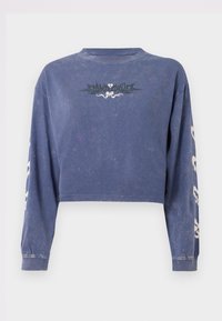 Krčen dolg rokav sweatshirt v temno modri barvi, izdelan iz mehke tkanine, z grafičnim dizajnom na prsih in belimi detajli na rokavih.