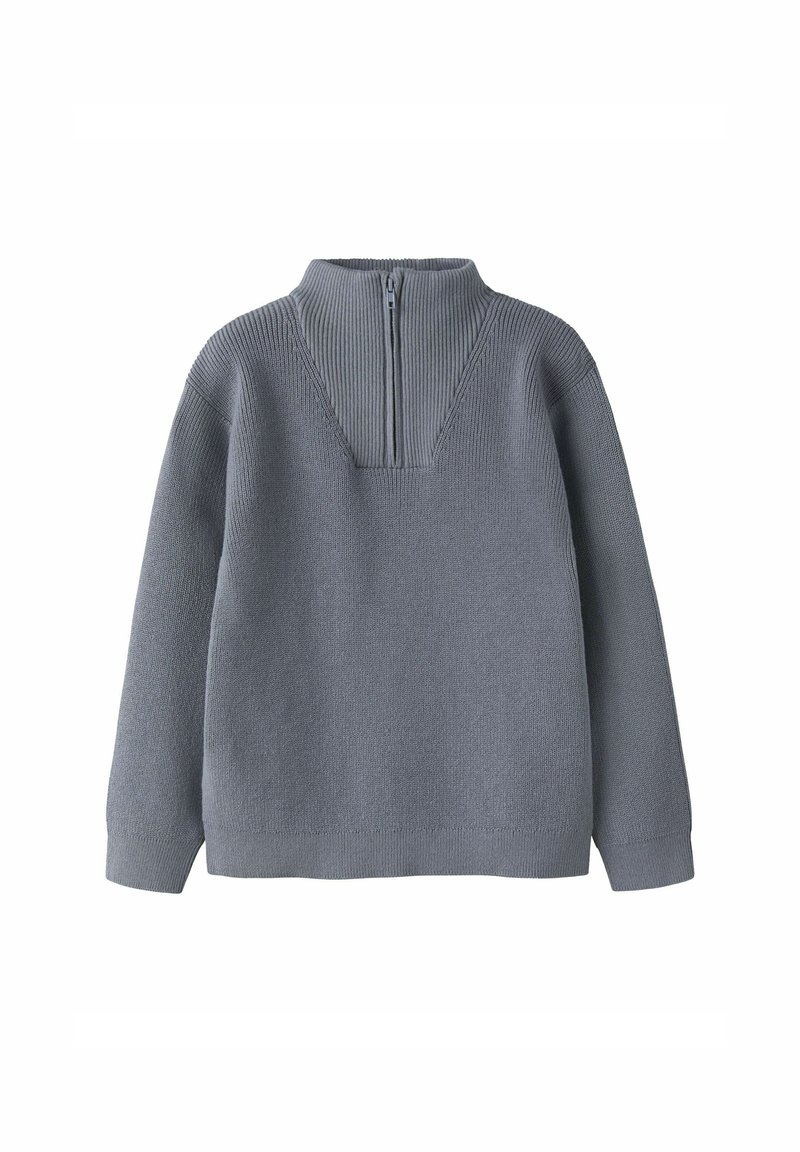 Grauer Strickpullover mit langen Ärmeln, einem gerippten hohen Kragen und einem Reißverschluss an der Vorderseite, der bis zur Hälfte der Brust reicht.