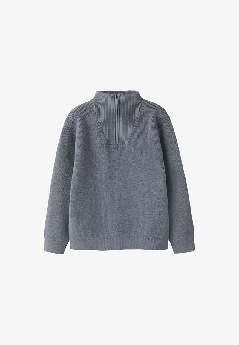 Suéter gris de punto con mangas largas, un cuello alto acanalado y un cierre frontal que se extiende hasta la mitad del pecho.