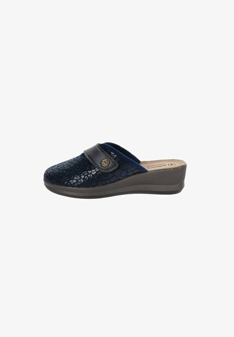 Scarpa slip-on blu navy con una parte superiore lucida e tessurizzata, una fascia grigio scuro e dettagli in rilievo sottili, dotata di suola a zeppa.