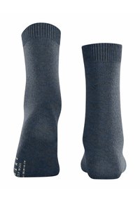 Para ciemnoszarych, prążkowanych skarpet wełnianych pokazana z tyłu i z boku na białym tle.