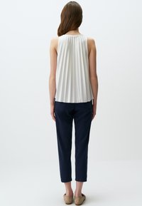 Jimmy Key ROUND NECK SLEEVELESS PLEATED - Top - ekru-114