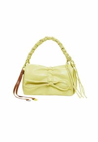 Gelbe Lederhandtasche mit einem geflochtenen Griff, ausgestattet mit einer Schleifendetails, zwei braunen Quasten und einer glatten, glänzenden Oberfläche.