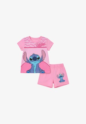 Ensemble pour enfant composé d'un haut à manches courtes et d'un short roses, avec des illustrations de Stitch en grand et petit format ainsi que le texte « Stitch » sur le haut.