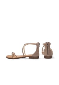 Braune Wildledersandalen mit flacher Sohle, die mehrere dünne Riemen und einen Reißverschluss auf der Rückseite für ein einfaches An- und Ausziehen aufweisen.