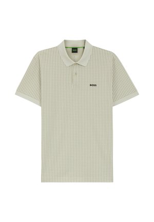 Hellgraues Poloshirt mit kurzen Ärmeln, dezentem vertikalem Streifenmuster und schwarzem "BOSS"-Logo auf der linken Brust.