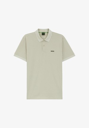 Polo gris clair à manches courtes avec un motif discret à rayures verticales et un logo noir « BOSS » sur la poitrine gauche.