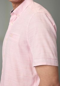Next TEXTURED SHORT SLEEVE  - REGULAR FIT - Skjorter - pink