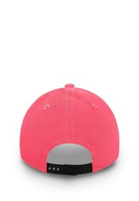 Rosa Baseballkappe mit glatter Textur, schwarzem verstellbarem Riemen und Belüftungslöchern auf der Rückseite. Runde Form mit klassischem Design.