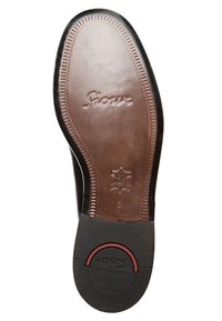 Schwarze Ledersohle mit brauner Lederverkleidung, ausgestattet mit dem geprägten Markennamen "Sioux", einem kreisförmigen roten Akzent und einer strukturierten schwarzen Gummisohle.