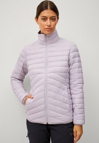 Giacca isolante viola chiaro con colletto alto, chiusura con zip e design a rombi. Due tasche laterali e dettaglio del logo sul petto.