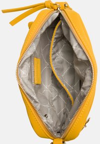Clutch in pelle gialla con chiusura a zip, caratterizzato da un interno grigio con motivo trapuntato e una tasca interna per l'organizzazione.