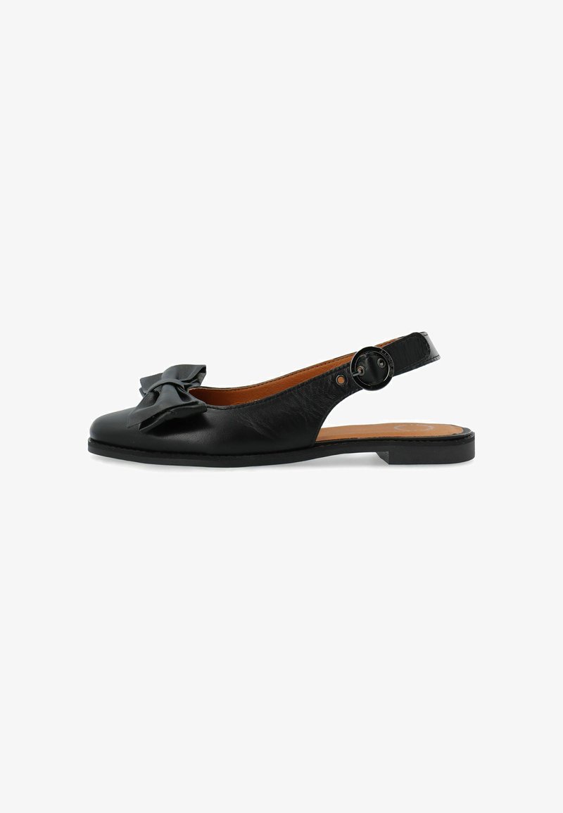 Μαύρο δερμάτινο flat slingback παπούτσι με στρογγυλή αγκράφα και μεγάλο διακοσμητικό φιόγκο στο πόδι, εμφανίζεται από το πλάι.