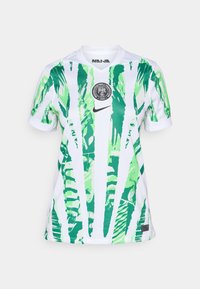 Balta futbolo marškiniai su žaliu palmės lapo raštu, apvaliu kaklu, trumpomis rankovėmis, Nike logotipu ir Nigerijos futbolo federacijos emblema.