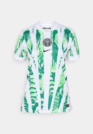 Valkoinen jalkapallopaita, jonka koristeluna on vihreä palmulehtikuvio, pyöreä kaula-aukko, lyhyet hihat, Nike-logo ja Nigeriankansallisen jalkapalloliiton emblem.