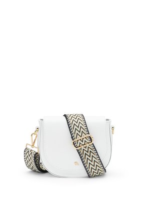 Biała skórzana torebka na ramię z szerokim, regulowanym paskiem w ukośny wzór w kolorach czarnym, białym i beżowym oraz złotym okuciem.