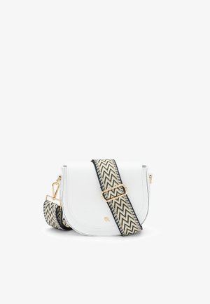 Biała skórzana torebka na ramię z szerokim, regulowanym paskiem w ukośny wzór w kolorach czarnym, białym i beżowym oraz złotym okuciem.