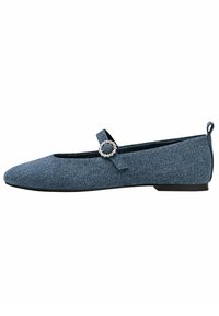 Bailarinas de mezclilla en azul oscuro con una hebilla decorativa redonda, tacón plano y una textura de tela suave.