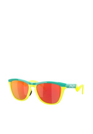 Occhiali da sole colorati con montatura verde e gialla e lenti specchiate rosse. Design a occhio di gatto aerodinamico con dettagli accentuati sulle tempie.