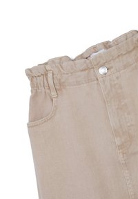 Pantaloni leggeri beige con una vita arricciata, chiusura a bottone e tasche laterali. Il tessuto ha una consistenza liscia e una leggera lucentezza.
