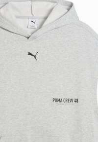 Ανοιχτό γκρι φούτερ Puma με μαύρο λογότυπο Puma και κείμενο "Puma Crew '48" στο στήθος, με κουκούλα και ορατή ετικέτα στο ε σωτερικό του λαιμού.