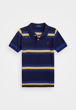 Marineblå polo shirt med gule og blå vandrette striber, korte ærmer, krave, knapstolpe og lille rød broderet logo på brystet.