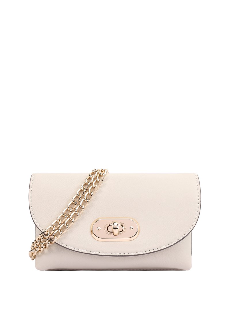 Sac à main en cuir beige clair avec un rabat courbé, des éléments en or et une bandoulière en chaîne. Présente un fermoir rectangulaire et des détails de couture soignés.