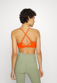 Athleta ELATION BRA A-C - Sutiã desportivo de suporte ligeiro - flame orange