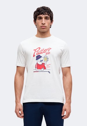 Άνδρας φοράει λευκό t-shirt με καρτούν γκόλφερ που κρατά ποτήρι μπύρας και κείμενο που λέει "Putter's Inn" και "Too many taps to count."