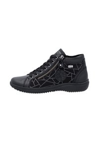 Chaussures montantes noires en cuir et tissu texturé, présentant un motif géométrique, une fermeture éclair décorative et une semelle extérieure en caoutchouc moulé.