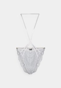 Lingerie de renda branca com padrões florais intrincados, design triangular e alças de seda para fixação. Apresenta detalhes em metal.