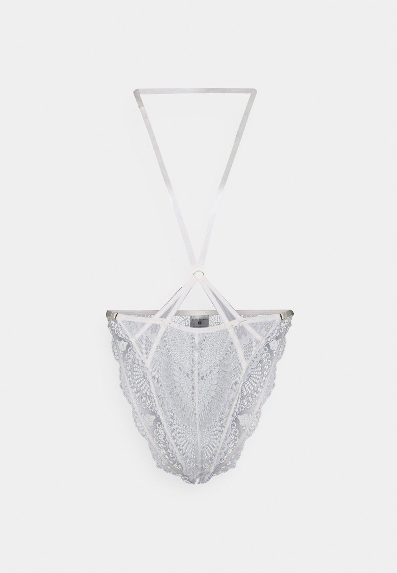 Lingerie de renda branca com padrões florais intrincados, design triangular e alças de seda para fixação. Apresenta detalhes em metal.