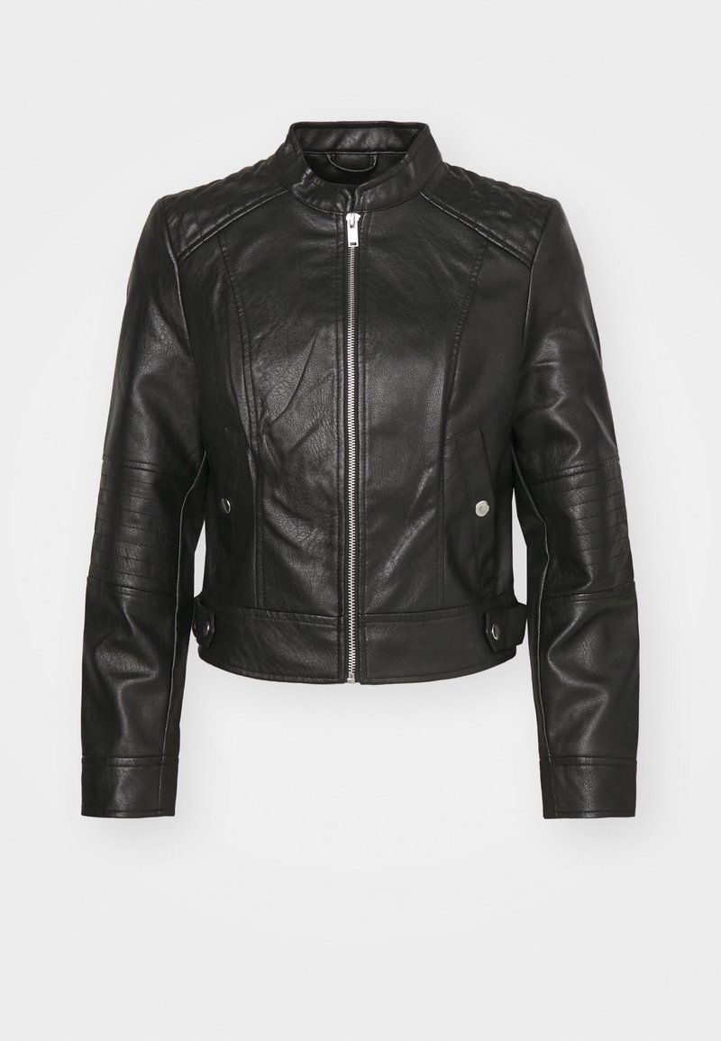 Giacca di pelle nera con zip frontale, colletto alto, dettagli trapuntati sulle spalle e bottoni decorativi in vita. Design corto.