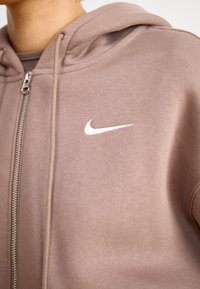 Nike Sportswear SPORTSWEAR PHOENIX FLEECE - Sweat à capuche - mink brown/sail