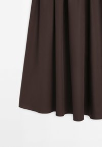 Robe midi marron en tissu lisse et texturé. Elle présente une silhouette évasée sans ferrures visibles ni motifs, avec une couleur unie.