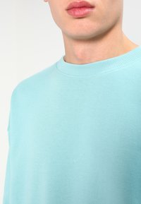 Urban Classics CREWNECK - Športni pulover - babyblue