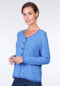 Blaues Cardigan mit einem strukturierten floralen Muster, mit Rundhalsausschnitt, Vorderknöpfen und langen Ärmeln. Scalloped Saumdetails.