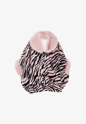 Chal de piel sintética en rosa con rayas de cebra negras, que presenta un gran cuello de peluche y mangas redondeadas, asegurado con un broche negro.