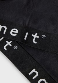 Material textil negru cu o textură moale are o bandă elastică largă cu inscripția albă "numeste-l" pe una dintre margini.