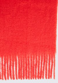 Rode sjaal van zacht, gestructureerd materiaal met franjes aan de randen. De stof heeft een licht pluizige uitstraling en een egale kleur.