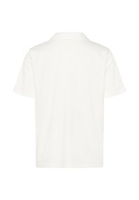 Witte katoenen polo met een klassieke kraag en korte mouwen, ontworpen met een ontspannen pasvorm en een soepele textuur.