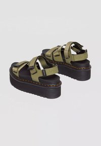 Dr. Martens Sandály na platformě - muted olived