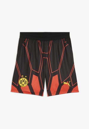 Pantalones cortos deportivos con patrón geométrico en negro y rojo, con el logo de Borussia Dortmund a la izquierda y el logo amarillo de Puma en la parte delantera derecha.