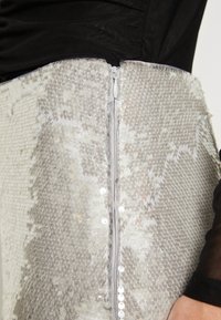Malina CLARISSE MAXI SKIRT - Jupe crayon - silver