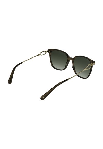 Lunettes de soleil avec verres à gradient sombre, monture écaille de tortue et accents métalliques dorés reliant la monture aux branches courbées foncées.