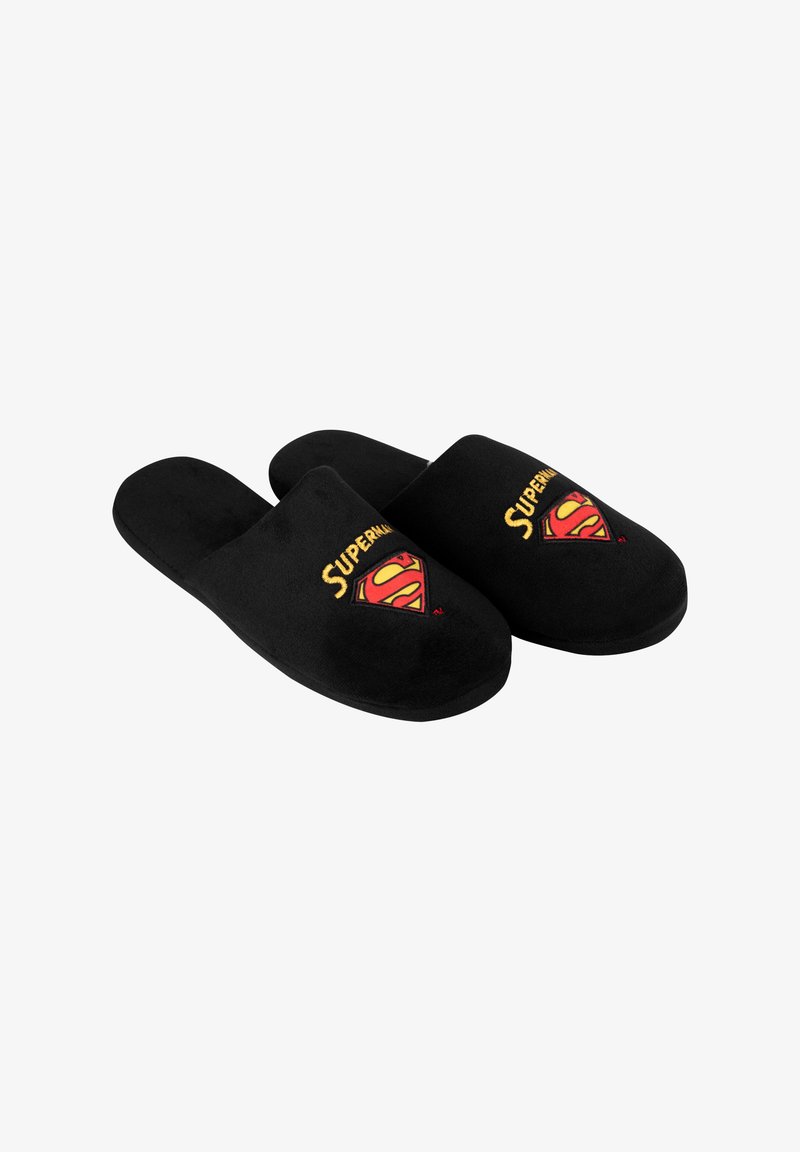 Pantofole nere in morbido materiale, con un logo di Superman ricamato in rosso e giallo e la scritta "Superman" sopra.