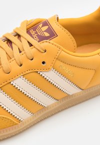 adidas Originals SAMBA OG UNISEX - Joggesko - preloved yellow/crystal sand/shadow red