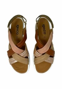 Sandali in pelle marrone, rosa e beige con strap incrociate, suola ammortizzata e suola in gomma bianca. Incluso cinturino regolabile per la caviglia.