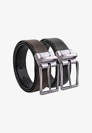 Se muestran dos cinturones, uno marrón y otro negro, ambos con un patrón texturizado y hebillas de metal plateado con diseño de doble pasador.